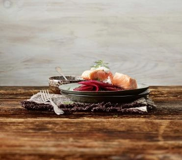 0102-2020-sanft-gegarter-lachs-mit-randen-und-meerrettichsauce